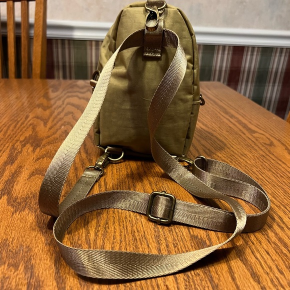 LIKE NEW Lola California Olive Green backpack/belt bag/crossbody/ sling bag. - Picture 4 of 13